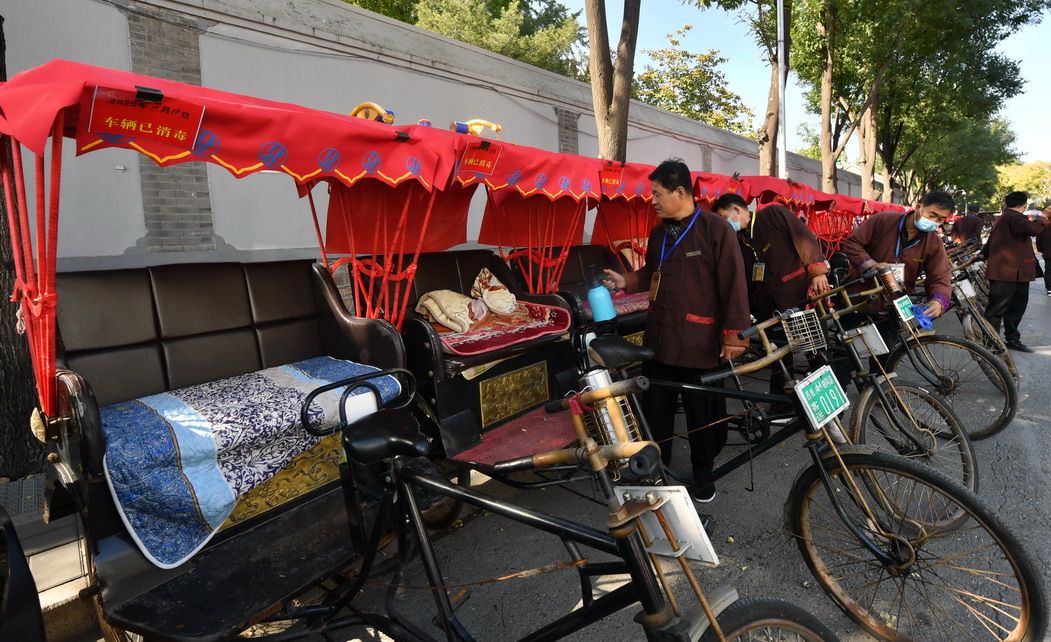 车工对三轮车进行消杀。新京报记者 李木易 摄