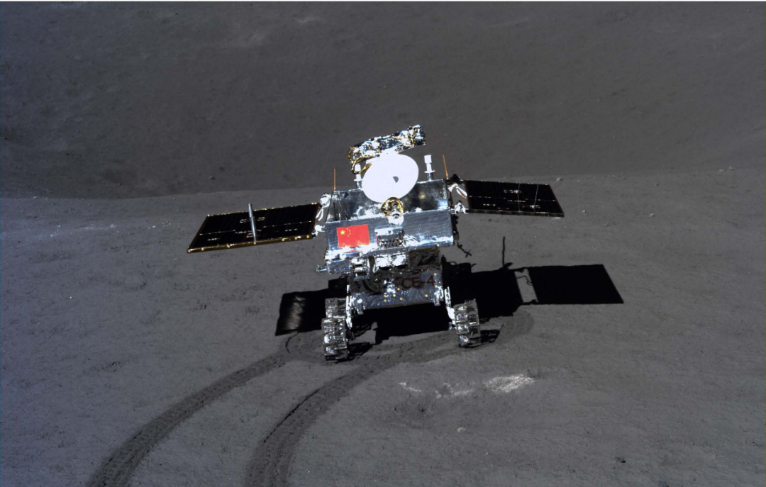 图2. 玉兔二号倩影和月表上的车辙