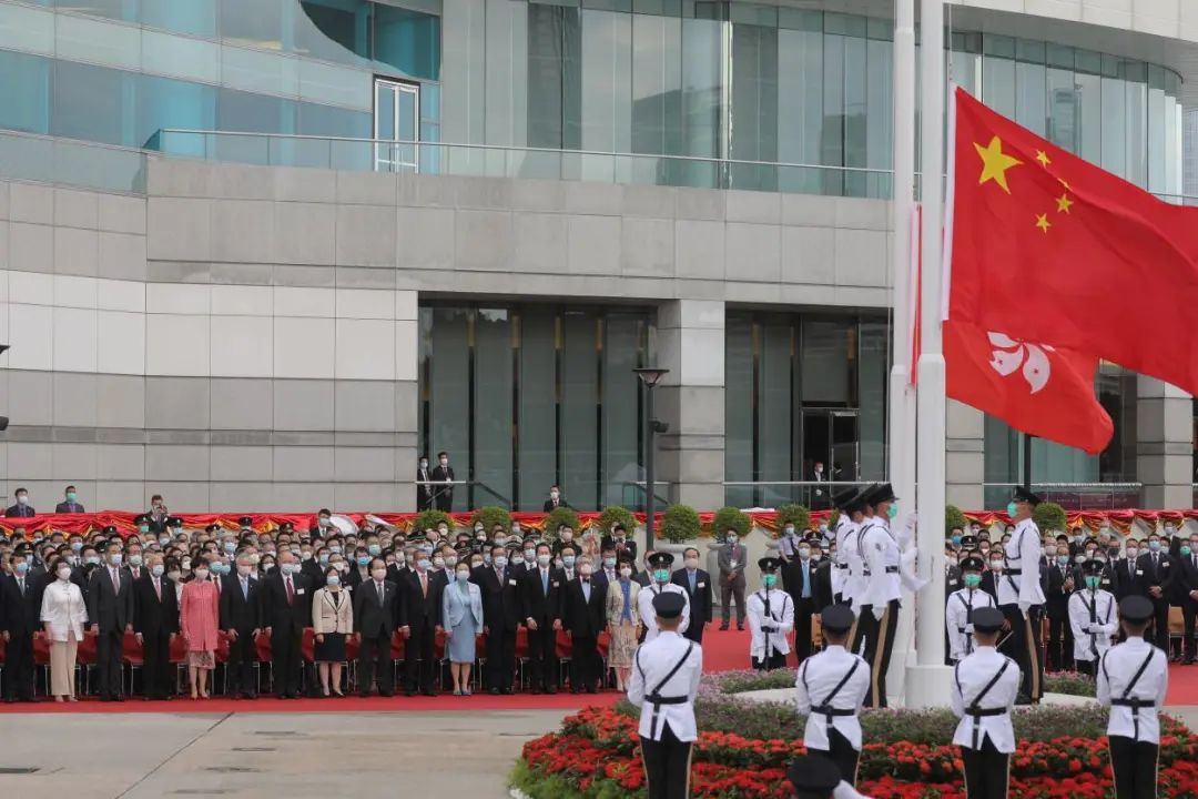 林郑月娥及政府官员出席国庆升旗仪式。图源：港媒