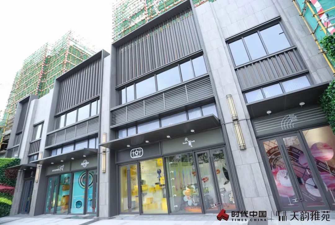 商铺外立面是art deco,欧式等风格,这种风格正是时代"天字系"产品中的