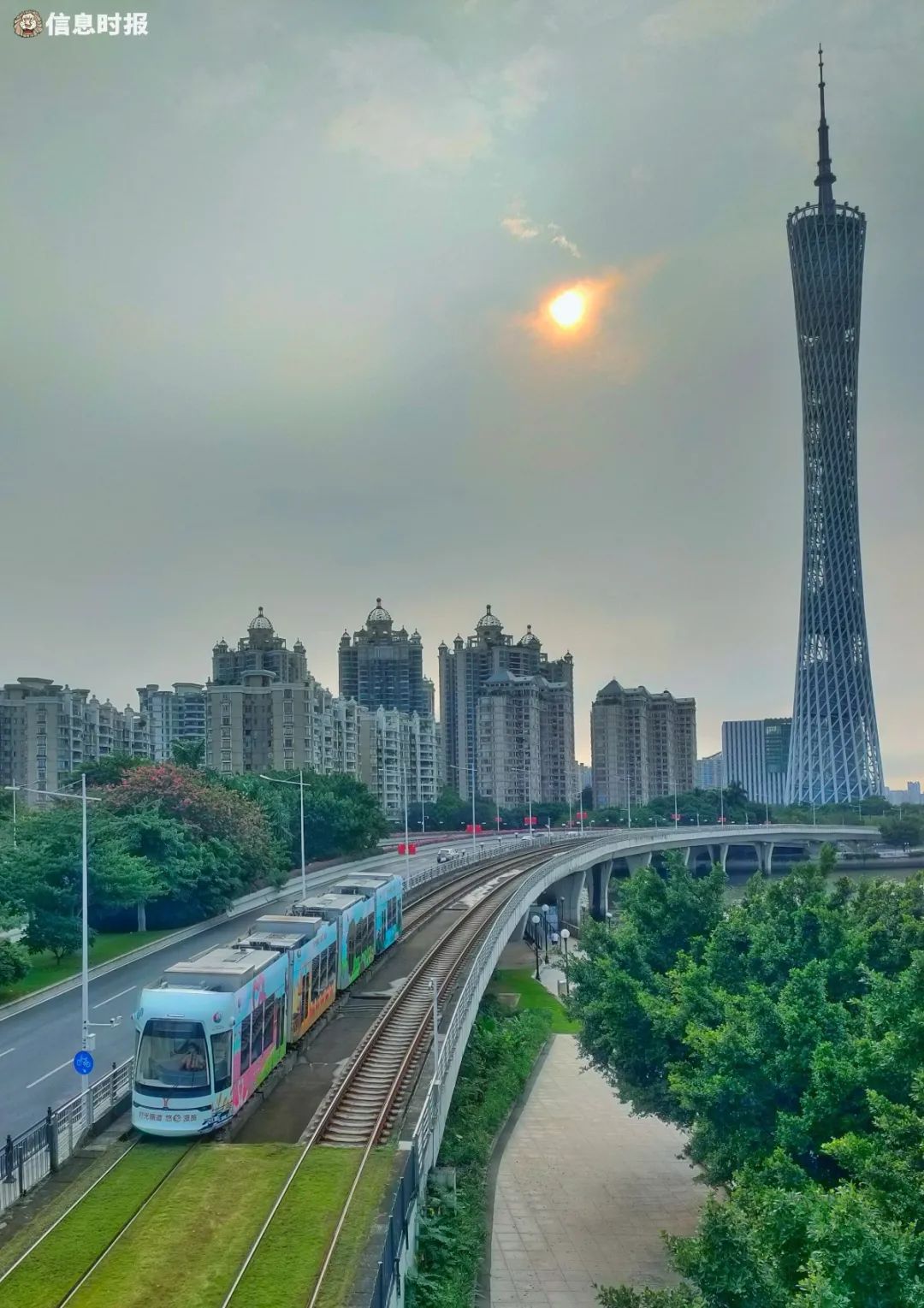 广州珠江边观光小火车图片