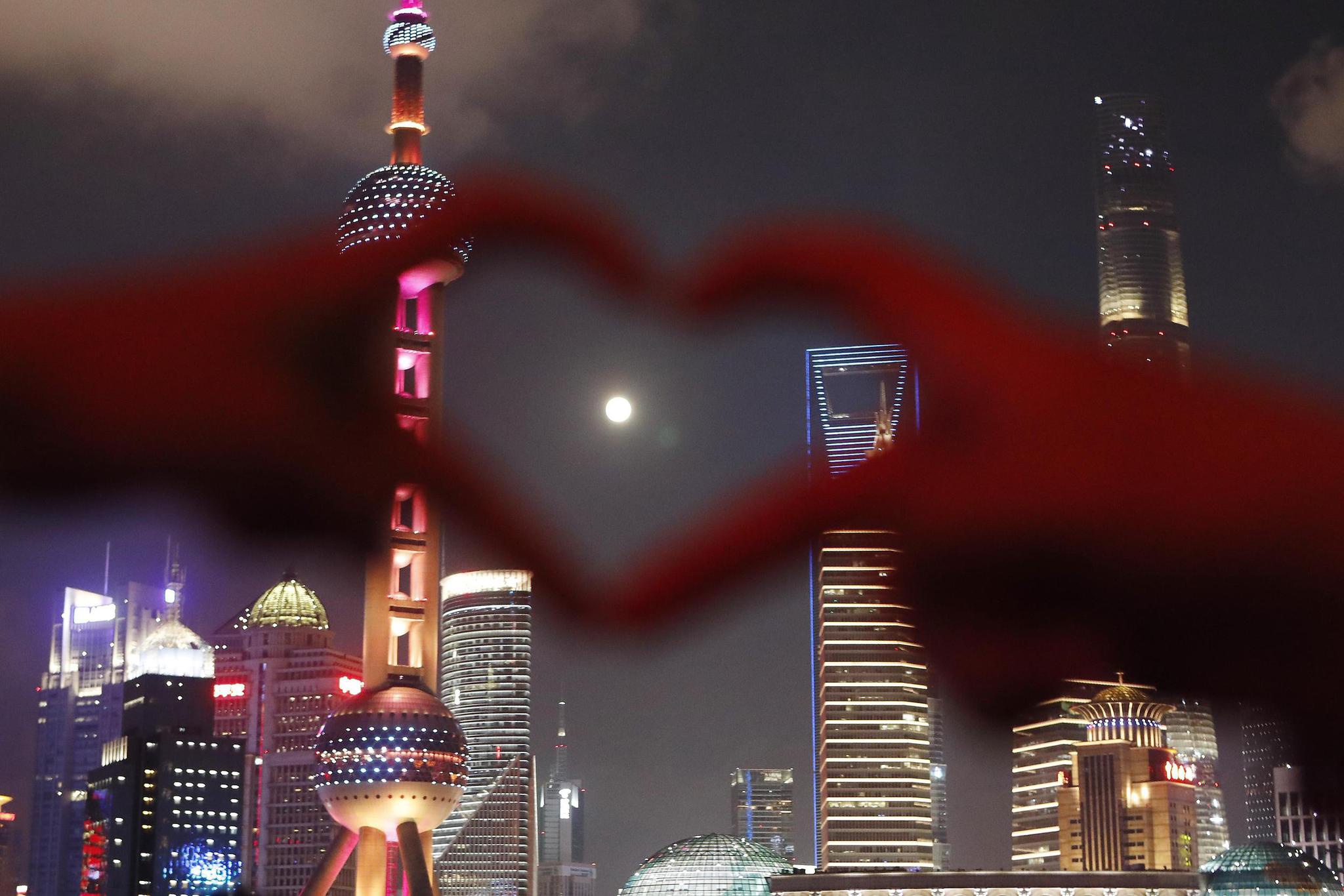 市仄难远战游客邪在上海中滩滨江步叙上拍照、赏月。视觉中国 图