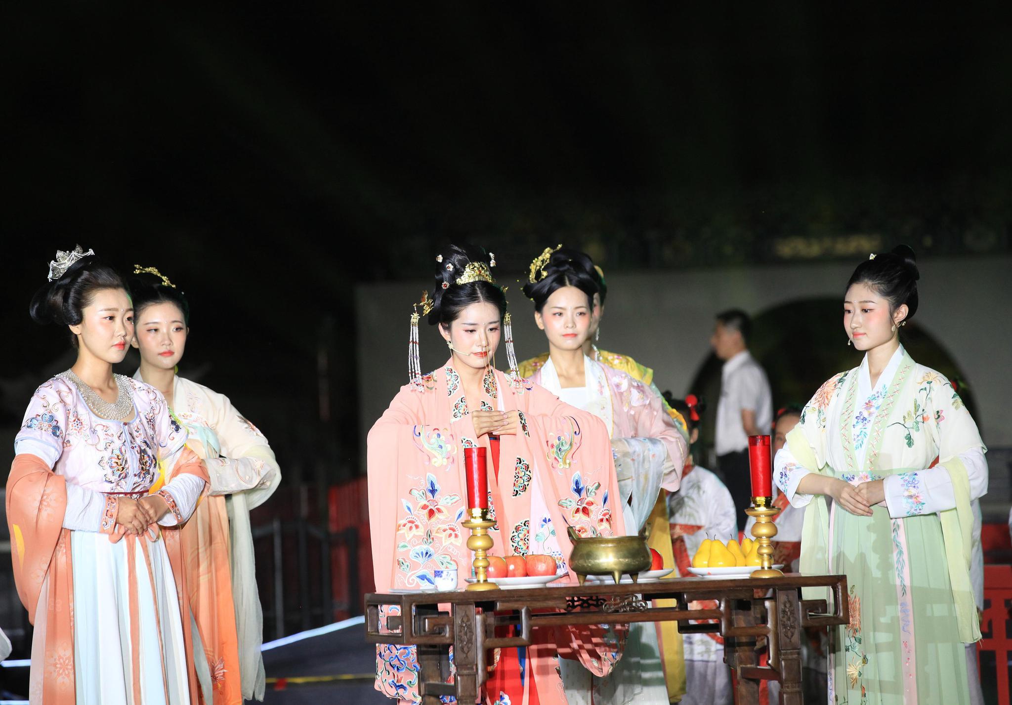 2019年秦淮中秋诗会,祭月仪式。 视觉中国 图