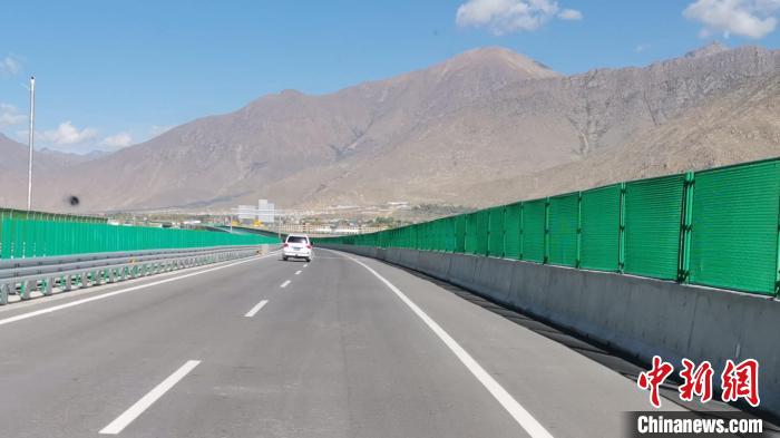 图为10月1日,g6京藏高速公路西藏羊八井至拉萨段(简称"羊拉段")工程