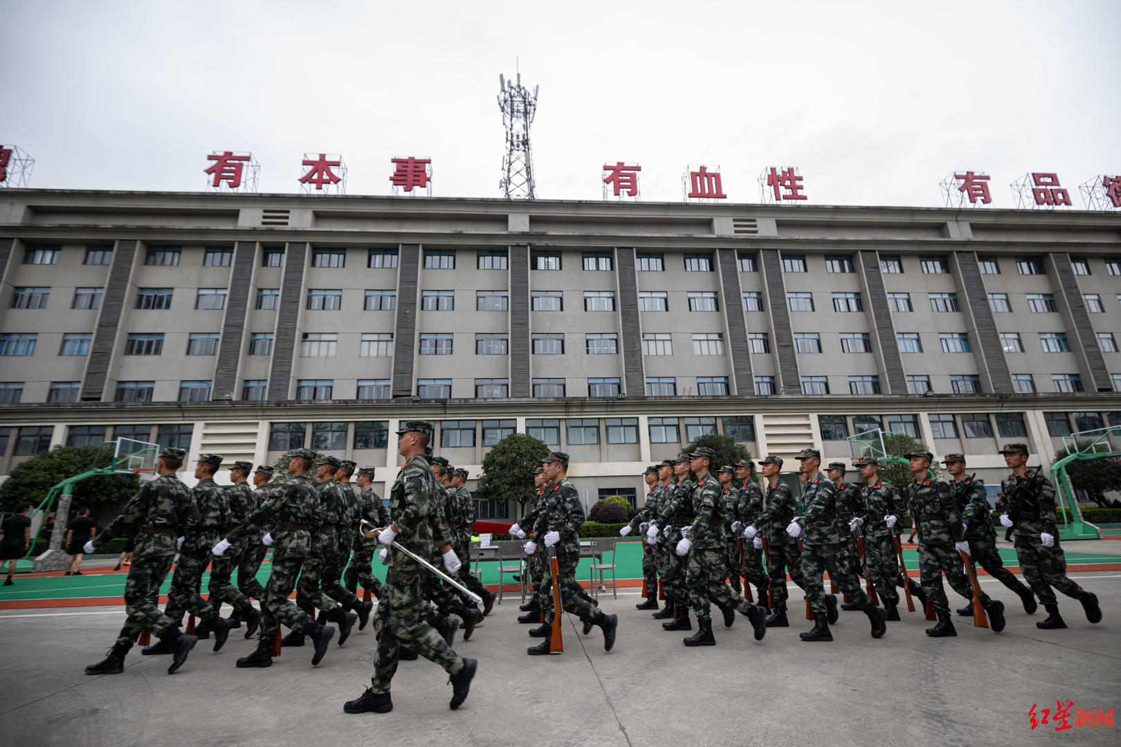 揭秘成都国旗护卫队:19岁新兵首次加入护旗方队,28岁升旗手或将离开旗