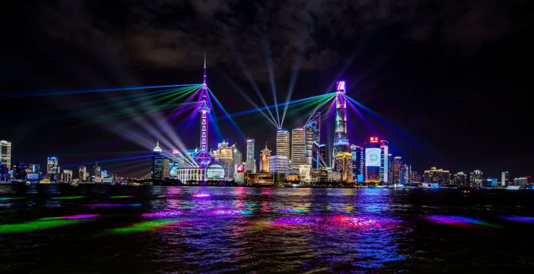 昨晚上海外滩9万游客见证灯光秀 开关试过马路再现 即日起市民坐公交