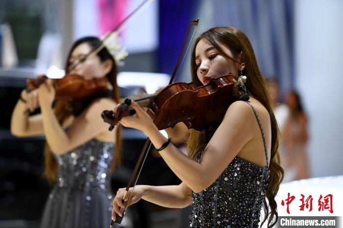 车展中的艺术表演。田进 摄