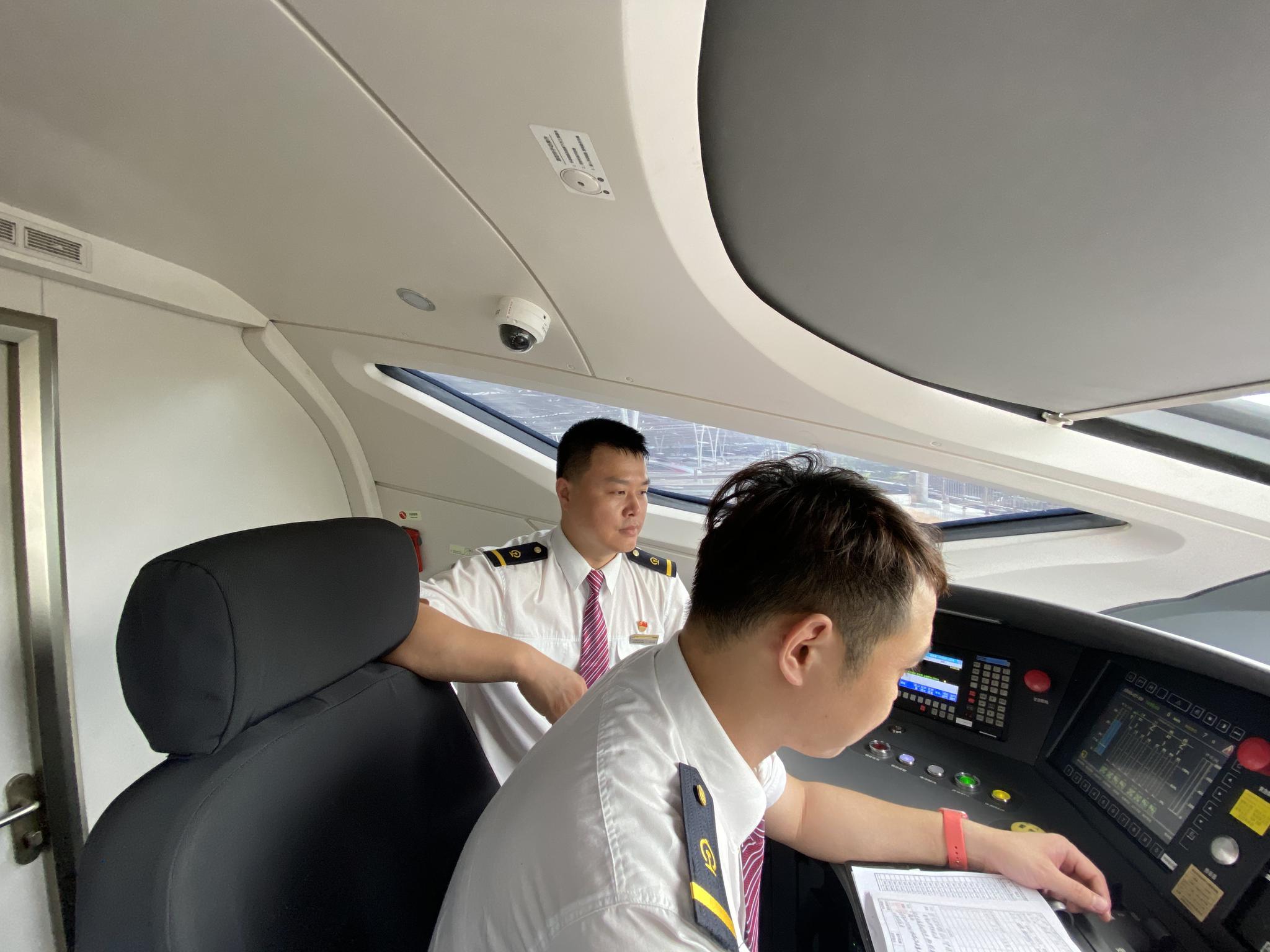 坐高铁看中国从驻港战士到高铁司机冯剑坚的飞驰人生