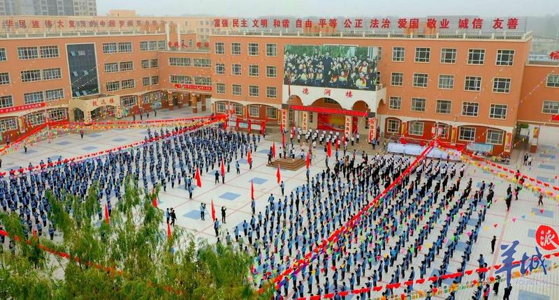 广州援疆工作队在疏附县第二中学举行首届民族团结文化节
