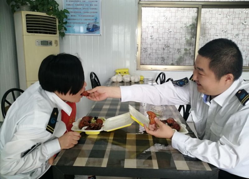 公交驾驶员怎样过节？宝宝：和爸爸妈妈一起吃团圆饭好开心！休闲区蓝鸢梦想 - Www.slyday.coM