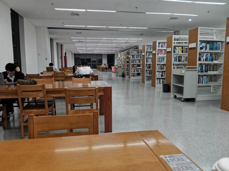 校园双节汇山东师范大学学生中秋夜在图书馆读书