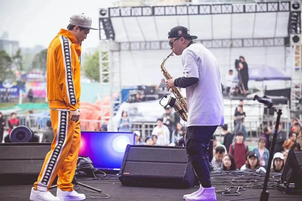 这场演出对neos来说有三个"第一次":第一次真正意义的只属于neos乐队