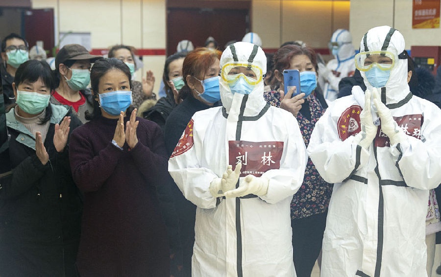  　2020年3月8日，女性医护人员和女性患者共同参加武昌方舱医院内“三八”妇女节活动 （新华社记者熊琦 摄）