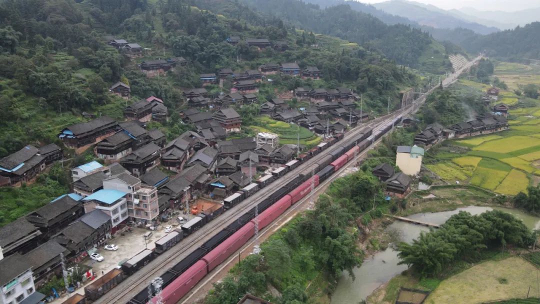 焦柳铁路广西段迈入电气化时代!侗乡苗寨踏上致富列车!