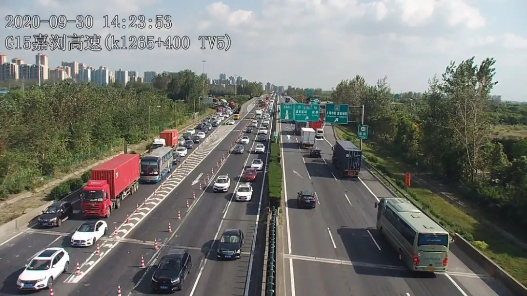 9月30日13时43分,g1503东环外圈金海路至沪崇苏立交.