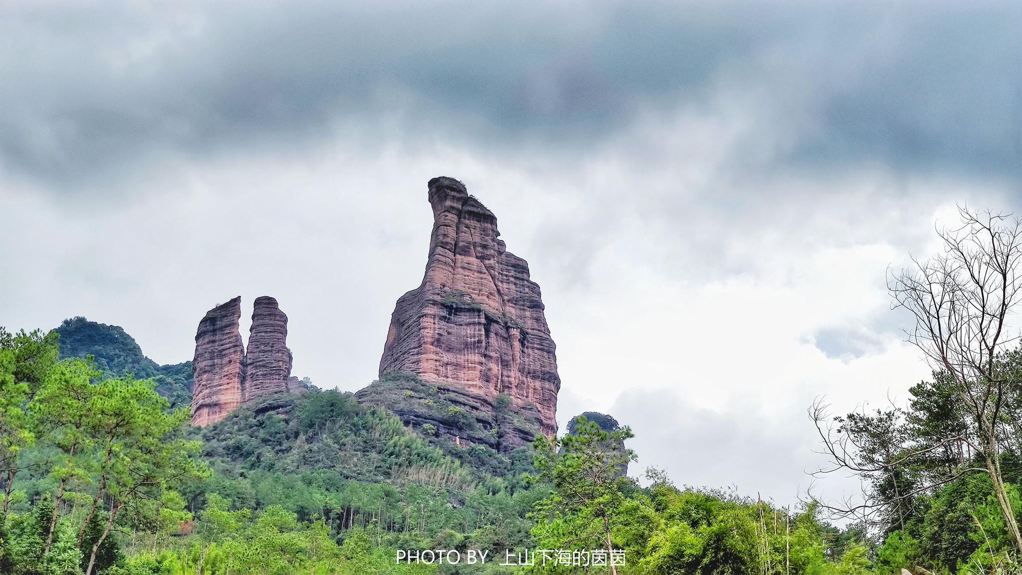 从丹霞山南门开始自驾,沿途美丽的丹霞山景致"色如渥丹,灿若明霞".