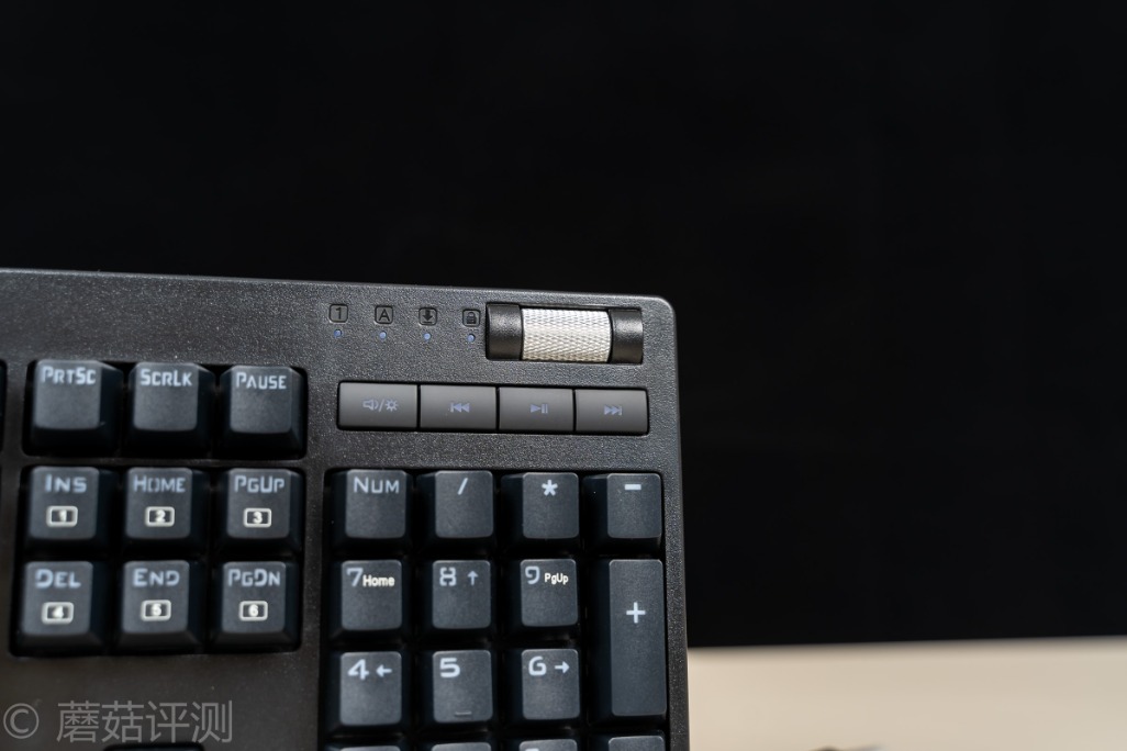 ▼另外在键盘的f区,有大量的键位复用,方便日常快捷操作电脑,还能快速