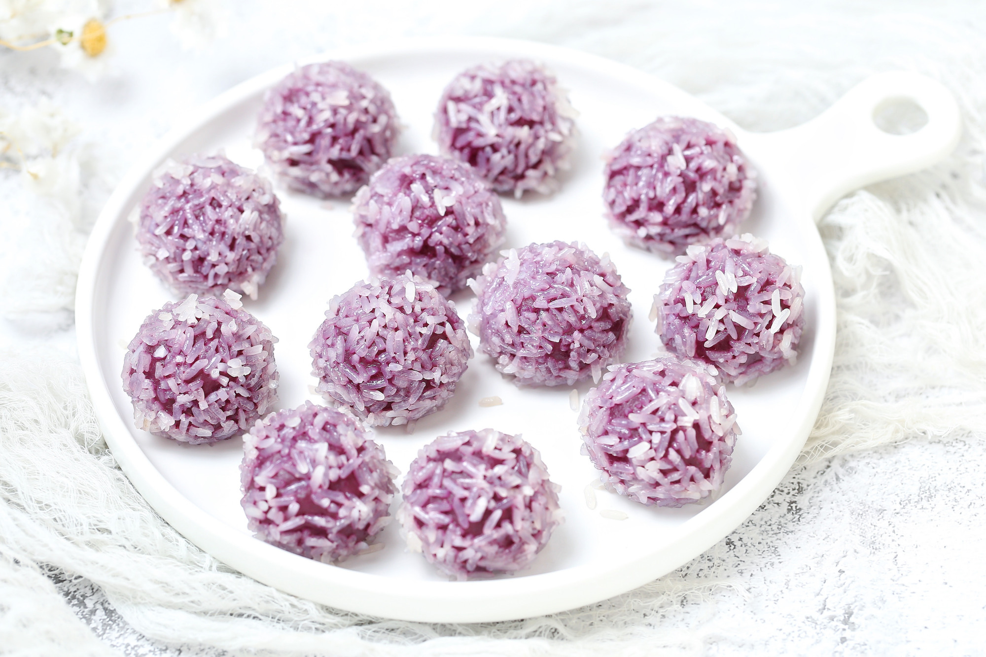 小贴士:蒸好的紫薯丸子最好趁热吃,如果凉了后糯米会变硬,可以再回锅