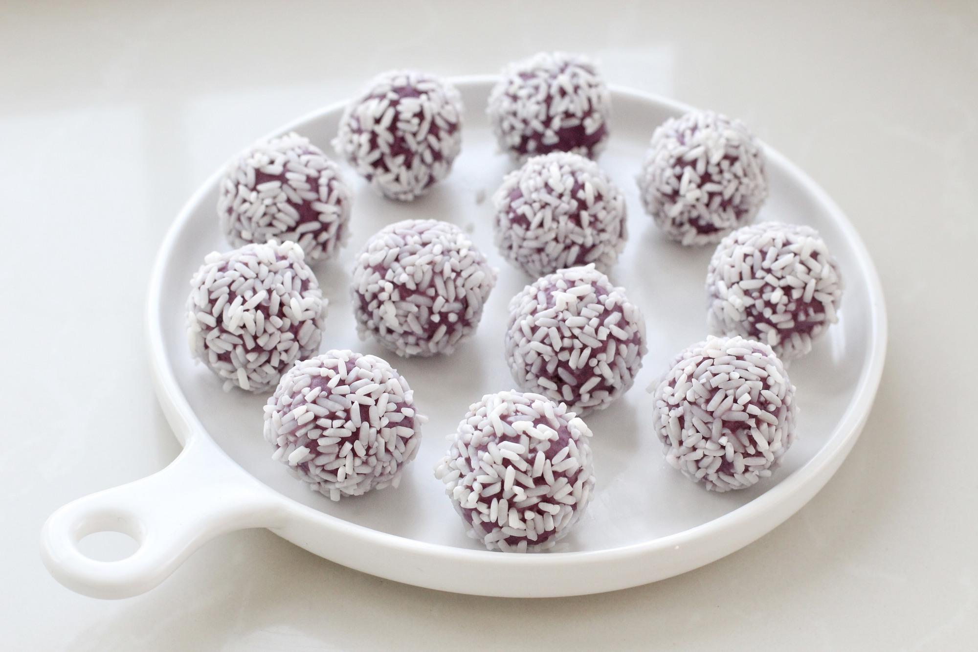 一款软糯香甜,好吃又好看的水晶紫薯糯米丸子就做好了,特别简单,赶快