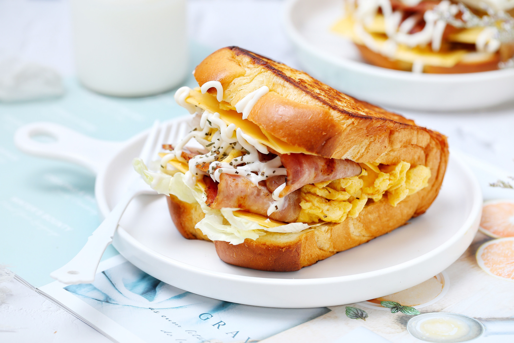 用料十足的厚蛋烧三明治,平底锅就能搞定,五分钟做一份元气早餐