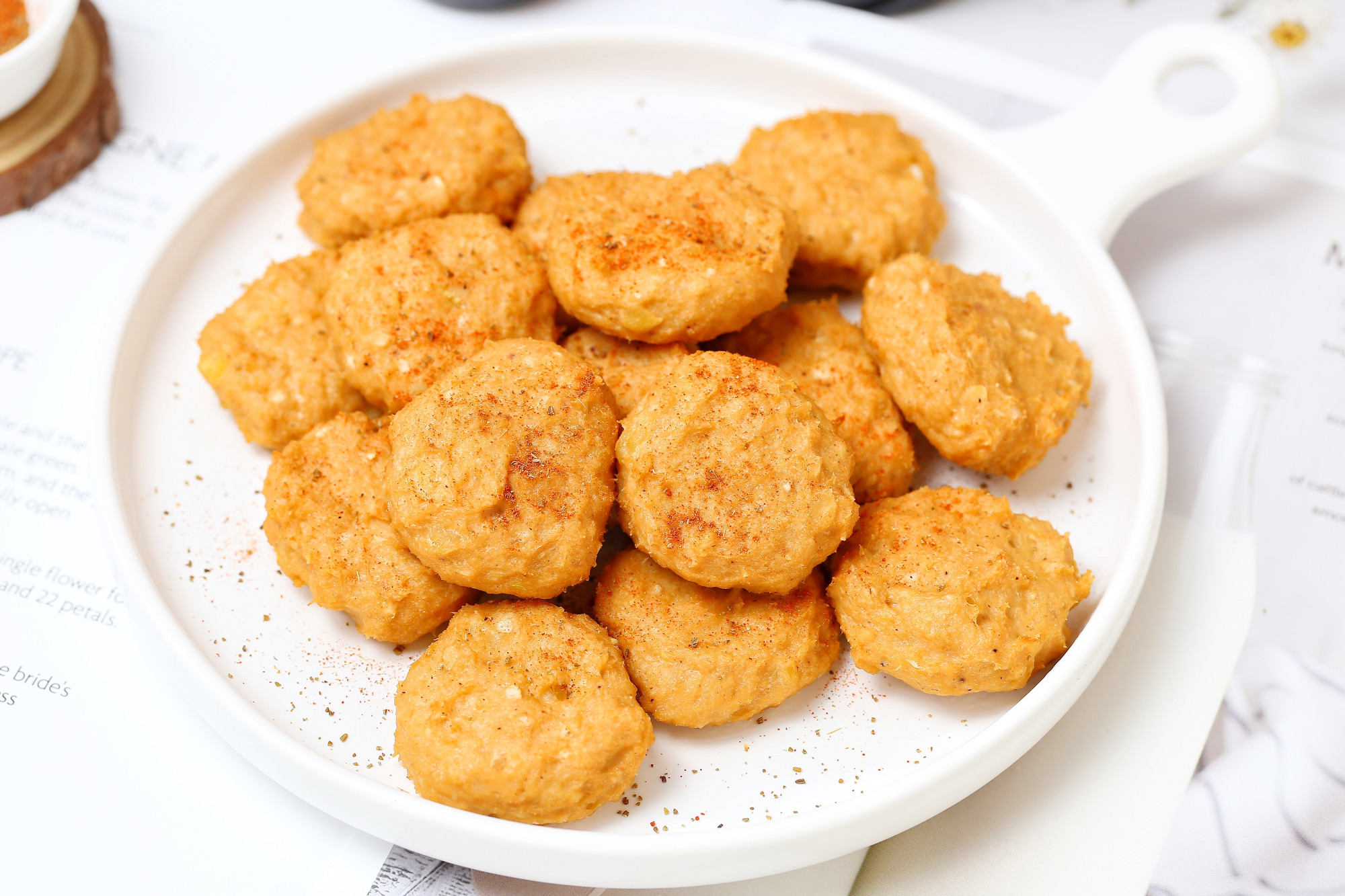 一块鸡胸肉加一个土豆,教你做低脂美味的麦乐鸡块,非油炸才健康