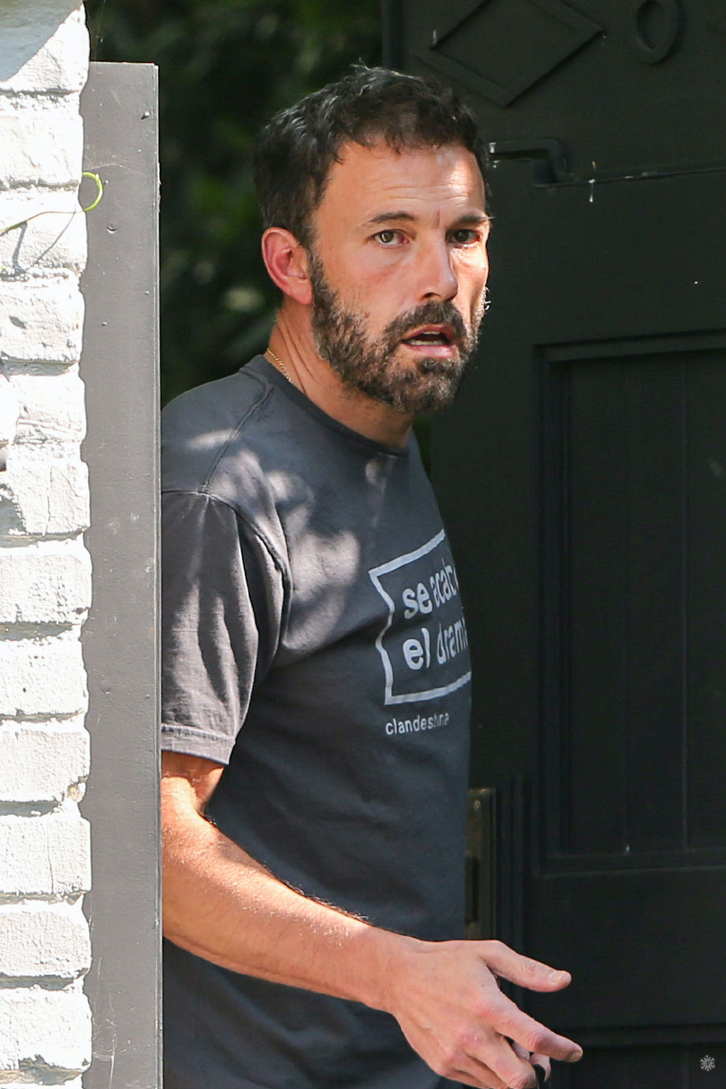 48岁本阿弗莱克出门取外卖一脸没睡醒的表情实在太可爱啦