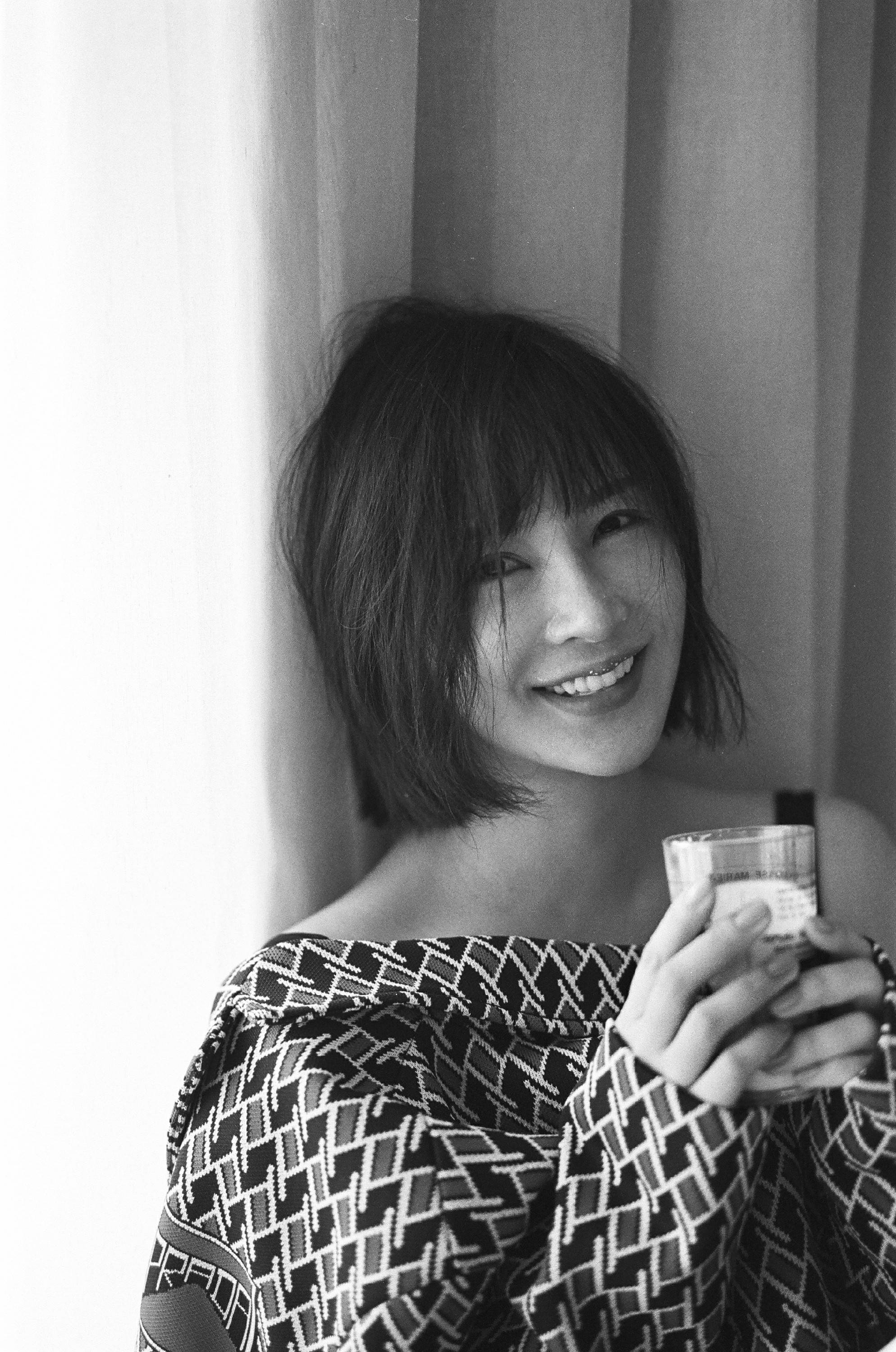 杨舒婷黑白胶片写真曝光 临窗而坐清冷如画