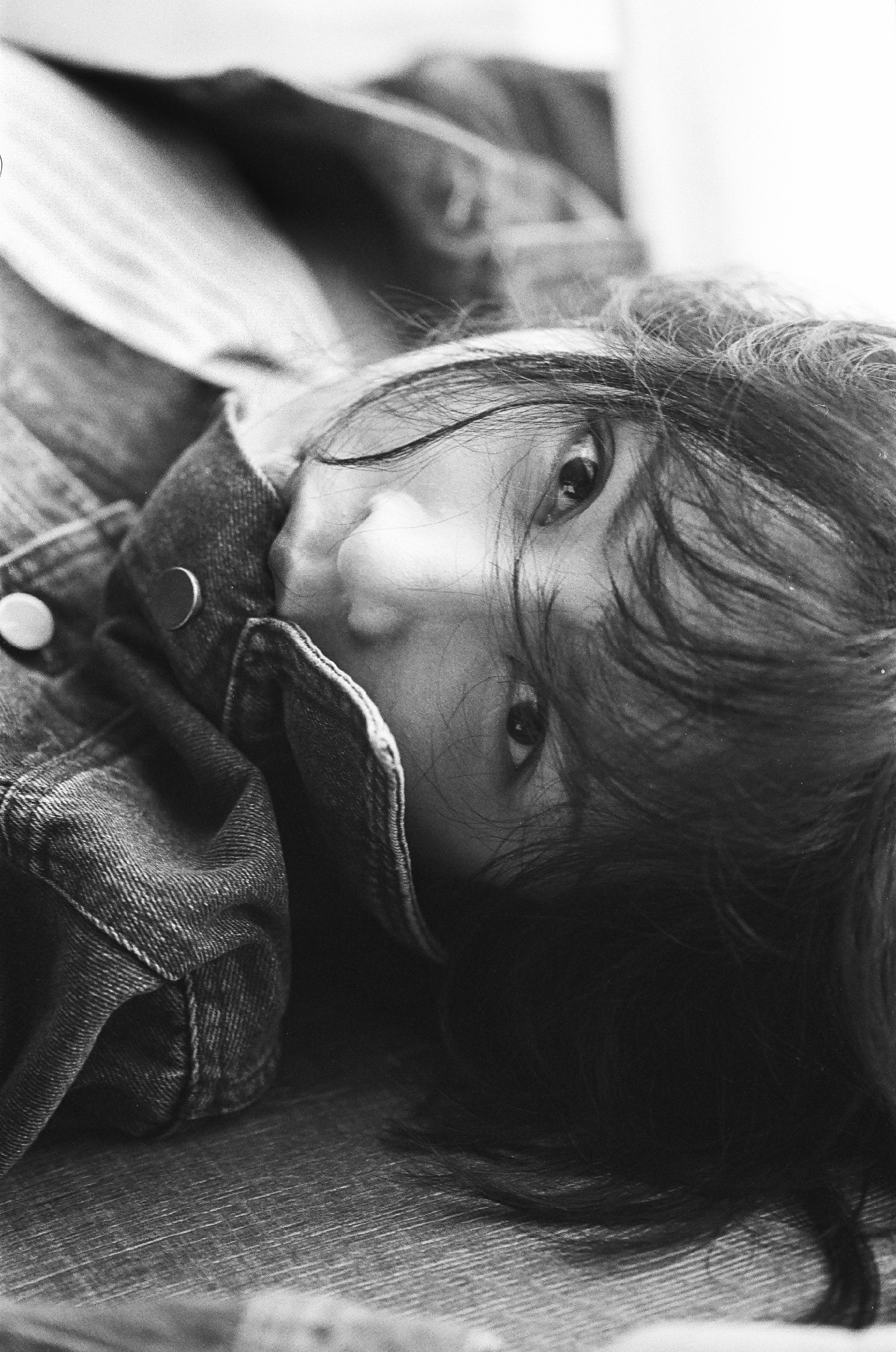 昨日,演员杨舒婷微博发布一组黑白质感人像大片,画面简洁妆容清爽,一