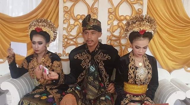 印尼18岁男子2周娶2妻,婚礼照曝光,大老婆表情意外成焦点
