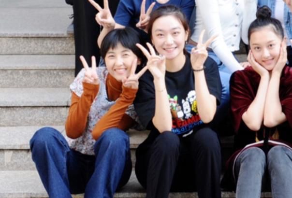 张子枫北电班级大合照,4名同学面孔熟悉,网友:这个班藏龙卧虎休闲区蓝鸢梦想 - Www.slyday.coM 张子枫北电班级大合照,4名同学面孔熟悉,网友:这个班藏龙卧虎休闲区蓝鸢梦想 - Www.slyday.coM