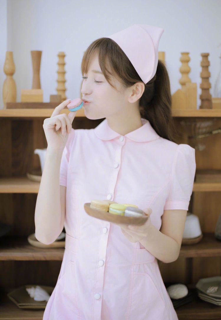金莎太美了,一身护士装又纯又靓,有这颜值也恨嫁吗?