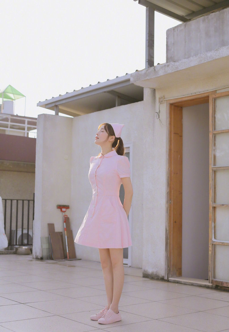 金莎太美了,一身护士装又纯又靓,有这颜值也恨嫁吗?