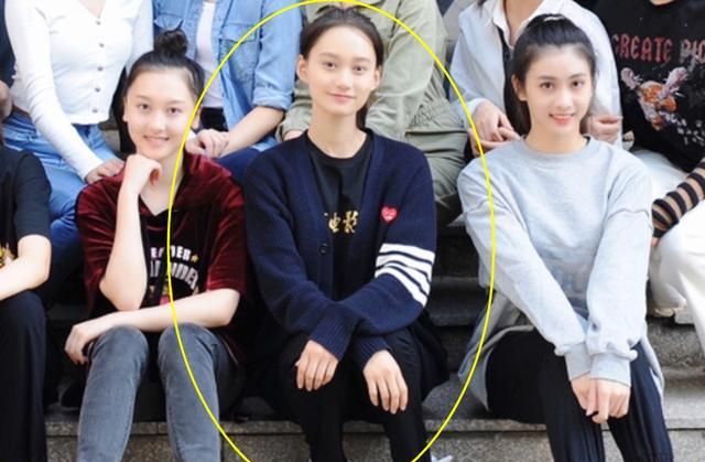 张子枫北电班级大合照,4名同学面孔熟悉,网友:这个班藏龙卧虎休闲区蓝鸢梦想 - Www.slyday.coM 张子枫北电班级大合照,4名同学面孔熟悉,网友:这个班藏龙卧虎休闲区蓝鸢梦想 - Www.slyday.coM