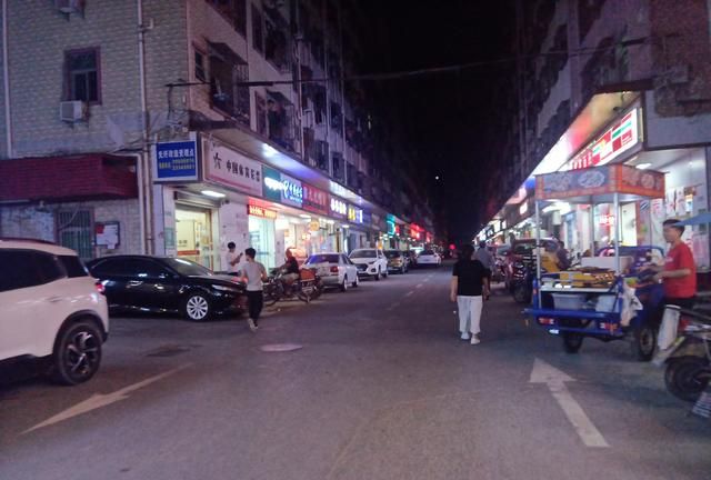 深圳石岩石龙仔繁华的夜景一个工业发达的社区