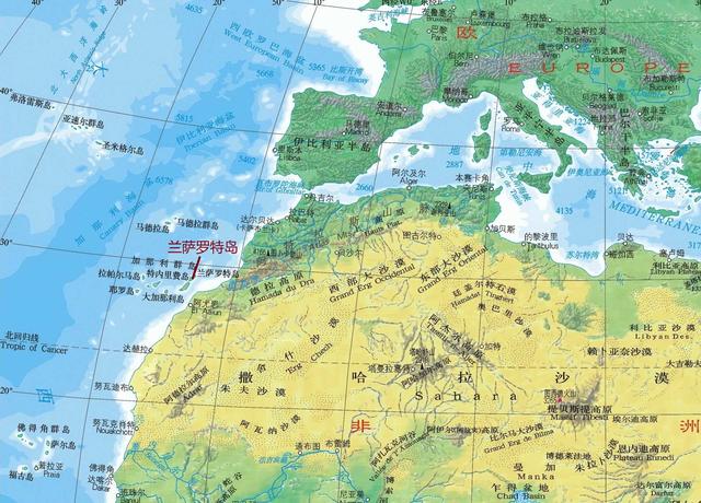 西班牙的兰萨罗特岛为什么葡萄都种在由半圈石环围成的圆坑中