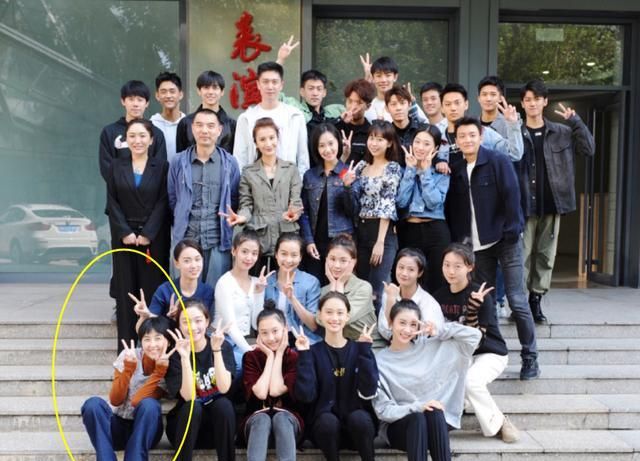 张子枫北电班级大合照,4名同学面孔熟悉,网友:这个班藏龙卧虎休闲区蓝鸢梦想 - Www.slyday.coM 张子枫北电班级大合照,4名同学面孔熟悉,网友:这个班藏龙卧虎休闲区蓝鸢梦想 - Www.slyday.coM