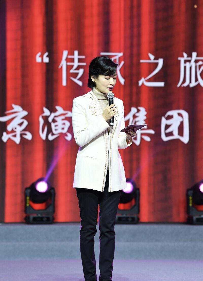 52岁周涛穿衣太高级,西装内搭高领衫优雅知性,不愧是主持人