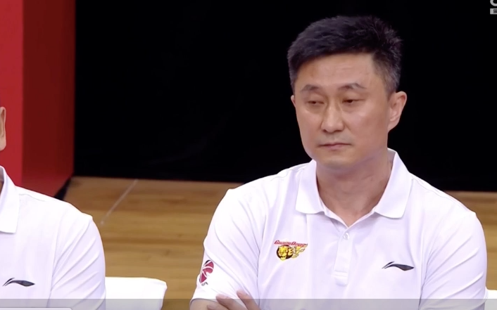 换上1秒就犯规 顶薪先生6分钟6犯被罚下 这么着急下班|广东队|苏伟