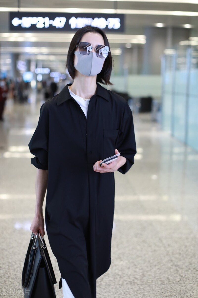 杜鹃面戴墨镜齐肩短发超干练穿搭一袭黑色尽显高冷气质