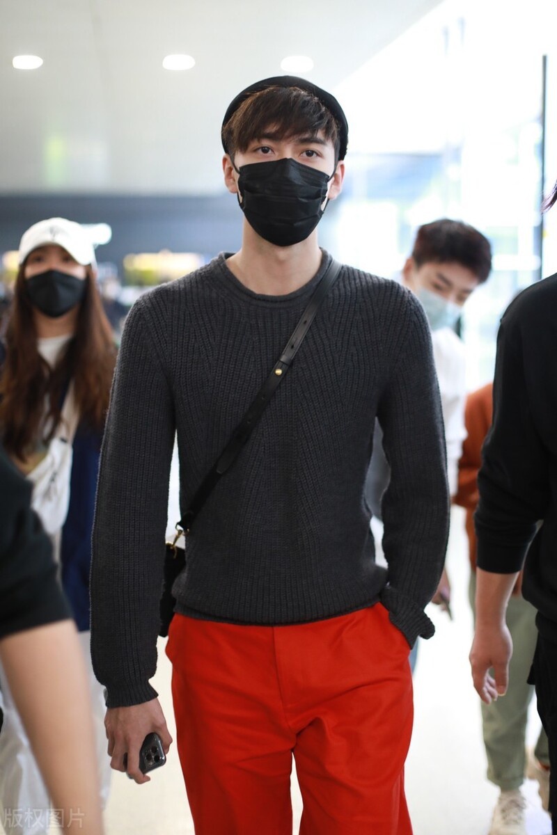 陈星旭黑红搭配现身机场红色裤子超亮眼单手插口袋很有范