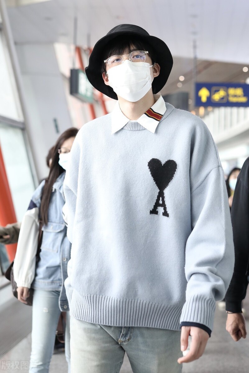 刘宇宁穿衬衫搭配针织衫现身,搭配破洞裤清爽帅气