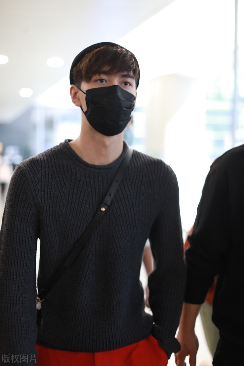 陈星旭黑红搭配现身机场红色裤子超亮眼单手插口袋很有范