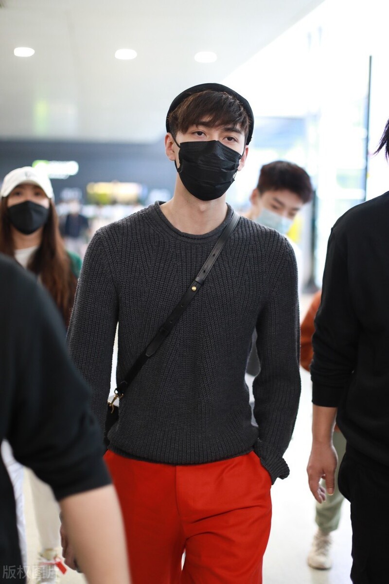陈星旭黑红搭配现身机场红色裤子超亮眼单手插口袋很有范