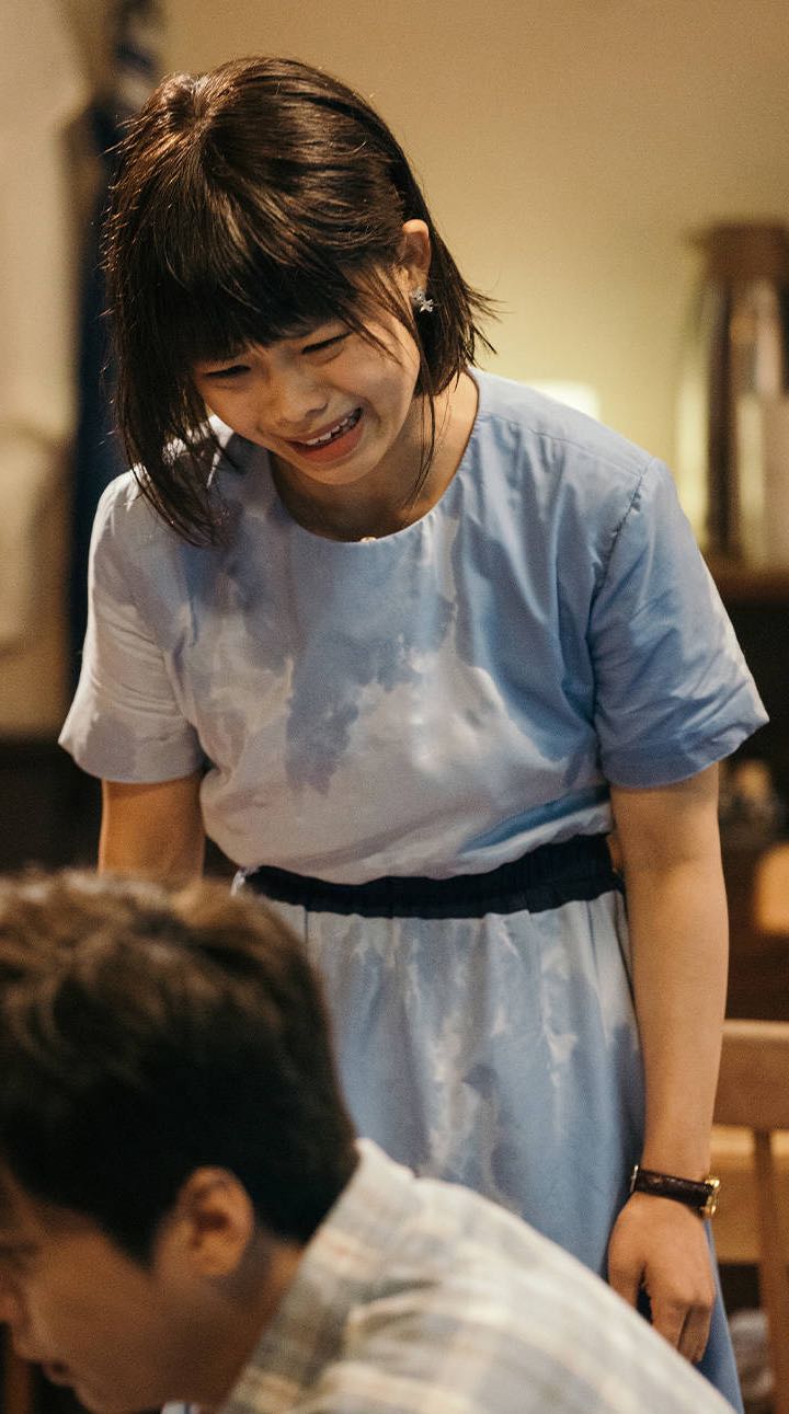 王莎莎演技炸裂穿蓝裙剪短发扮钟晓芹娃娃脸却让人出戏