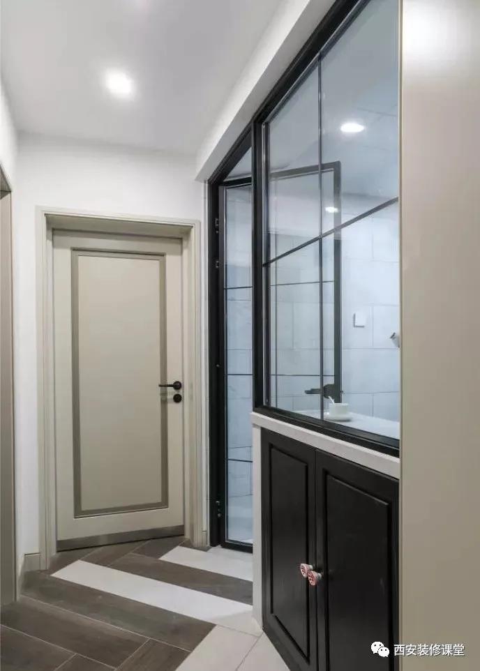 装修后的实景,砸掉进门的厨房墙体,做成门联窗的形式,不仅解决了