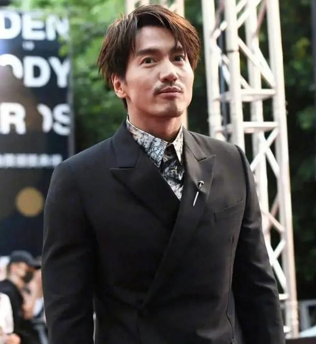 43岁言承旭走起硬汉风胡子拉碴身材彪悍开口笑成反差萌