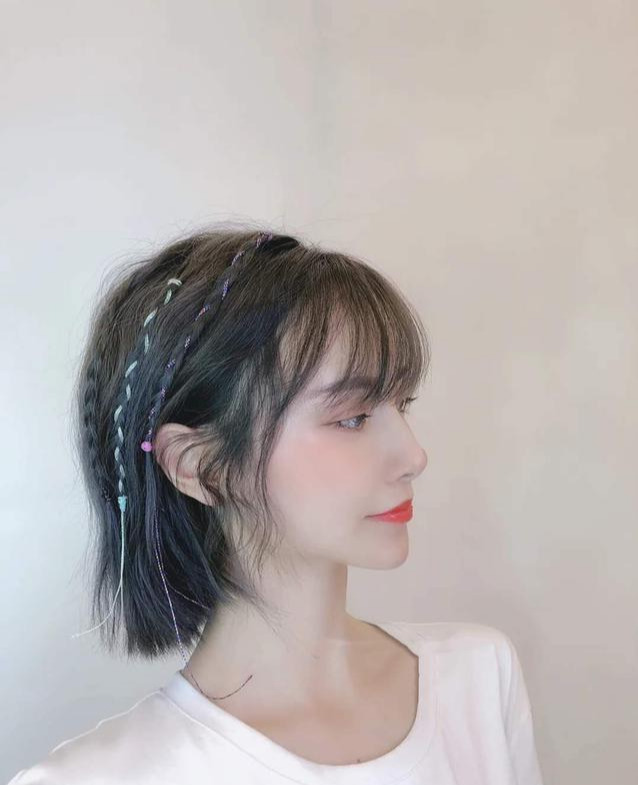 彩绳编发这一款短发发型更多的透出的是一种甜美风,如果走甜美青春风