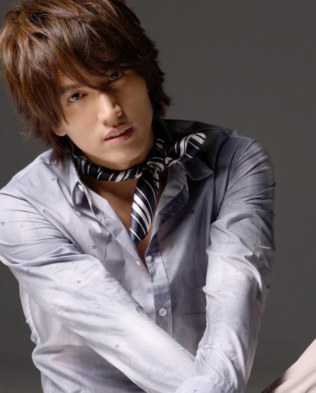 43岁言承旭走起硬汉风胡子拉碴身材彪悍开口笑成反差萌