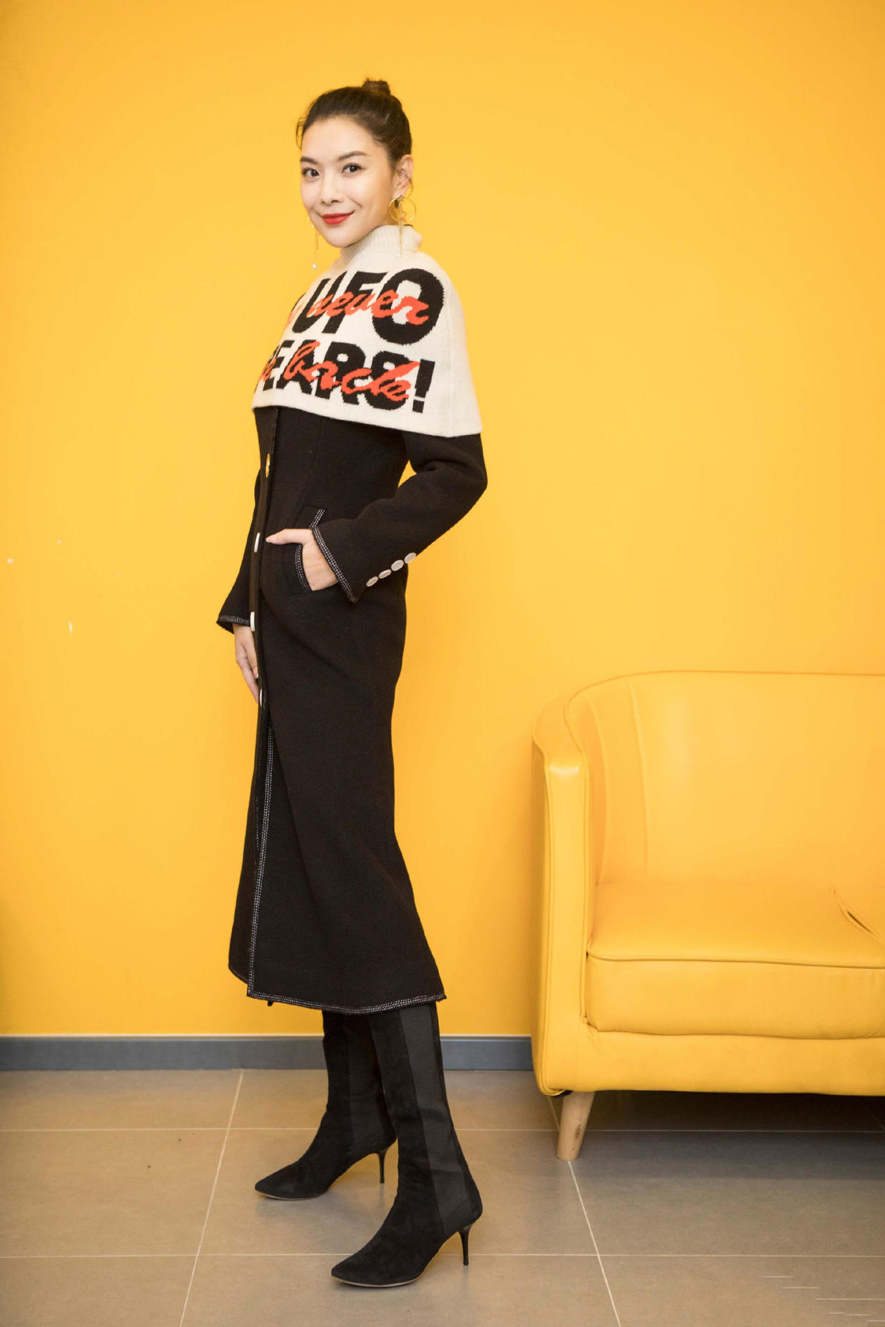 "栗坤"气质太高级,把大衣当连衣裙来穿,加上长筒靴美出国际范