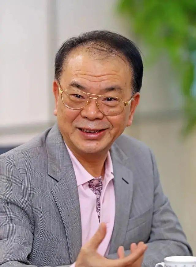 林秀成(三安集团创始人,董事长)公开资料显示,许世辉,1958年出生,福建